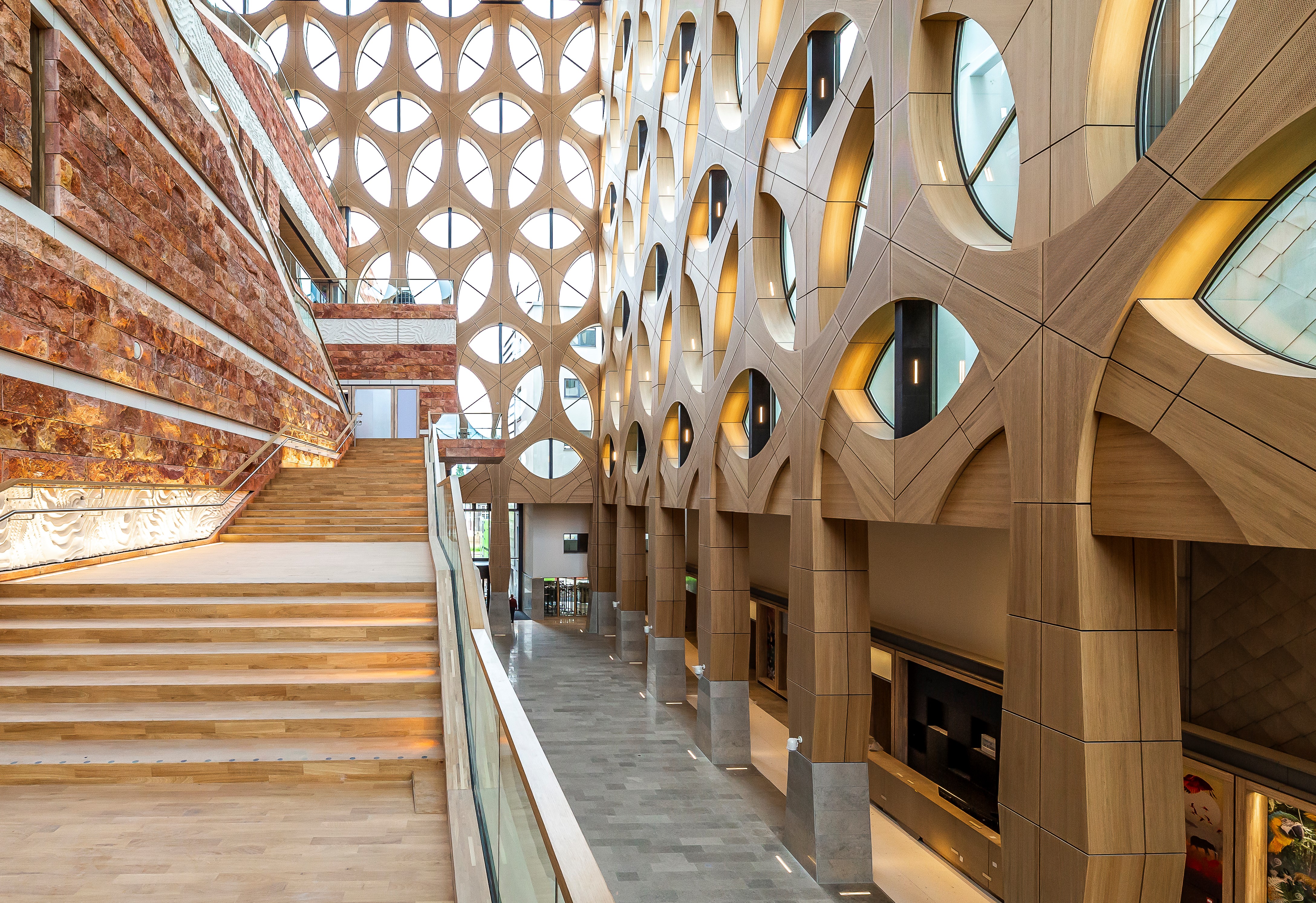De trap en bijzondere ramen maken het nieuwe gebouw van Naturalis Een indrukwekkend gebouw