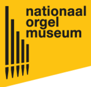 Het gele logo van het nationaal orgelmuseum met als beeldmerk een vereenvoudigde weergave van 5 orgelpijpen