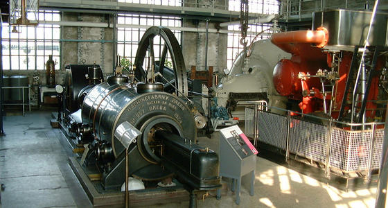 De museumopstelling van een ouderwetse stoomgenerator en andere machines