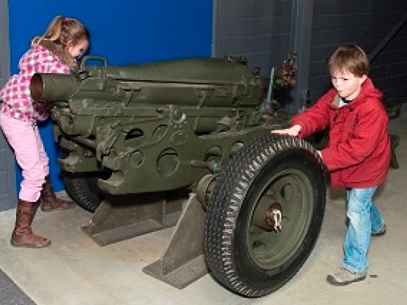 Kinderen met minder zicht voelen aan geschut in het Nationaal Bevrijdingsmuseum 1944-1945