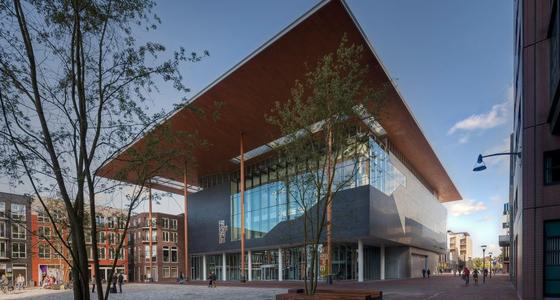 Het modern aandoend gebouw is grotendeels van glas en heeft een groot uitstekend plat dak