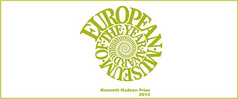 Logo van European museum of the year award. De tekst loopt in groen gele letters van buiten naar binnen in de spiraal waardoor het op een slakkenhuis lijkt.