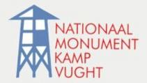 Het logo van Nationaal monument kamp vught is de naam van het museum in rode letters met links daarvan een in blauw getekende uitkijktoren zoals die bij de kampen werd gebruikt