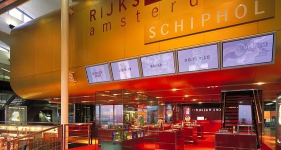 In de vertrekhal van Schiphol Airport staan vitrines met kunststukken uit de collectie van het Rijksmuseum Amsterdam