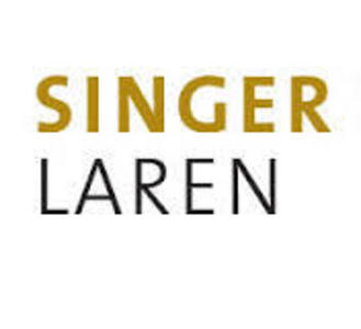 Het logo van Singer Laren bestaande uit de tekst in gouden en zwart letters