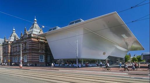 Het historische gebouw met de moderne aanbouw waar de entree in is gevestigd. In de volksmond wordt de aanbouw ook wel de badkuip genoemd omdat de vorm er iets van weg heeft.