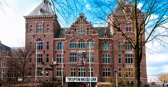 Het vier verdiepingen hoge stenen gebouw met links en rechts een toren en in het middendeel de entree met een groot bord boven de deur met daarop de tekst Tropen museum