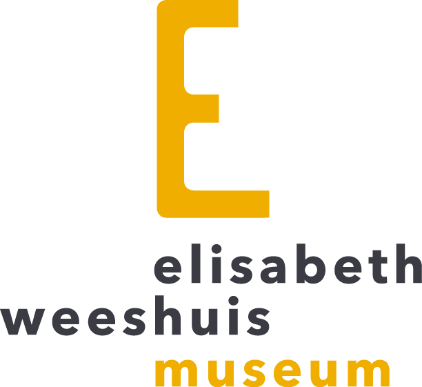 Onder een grote gele E in zwarte kleine letters elisabeth weeshuis en daaronder in geel museum