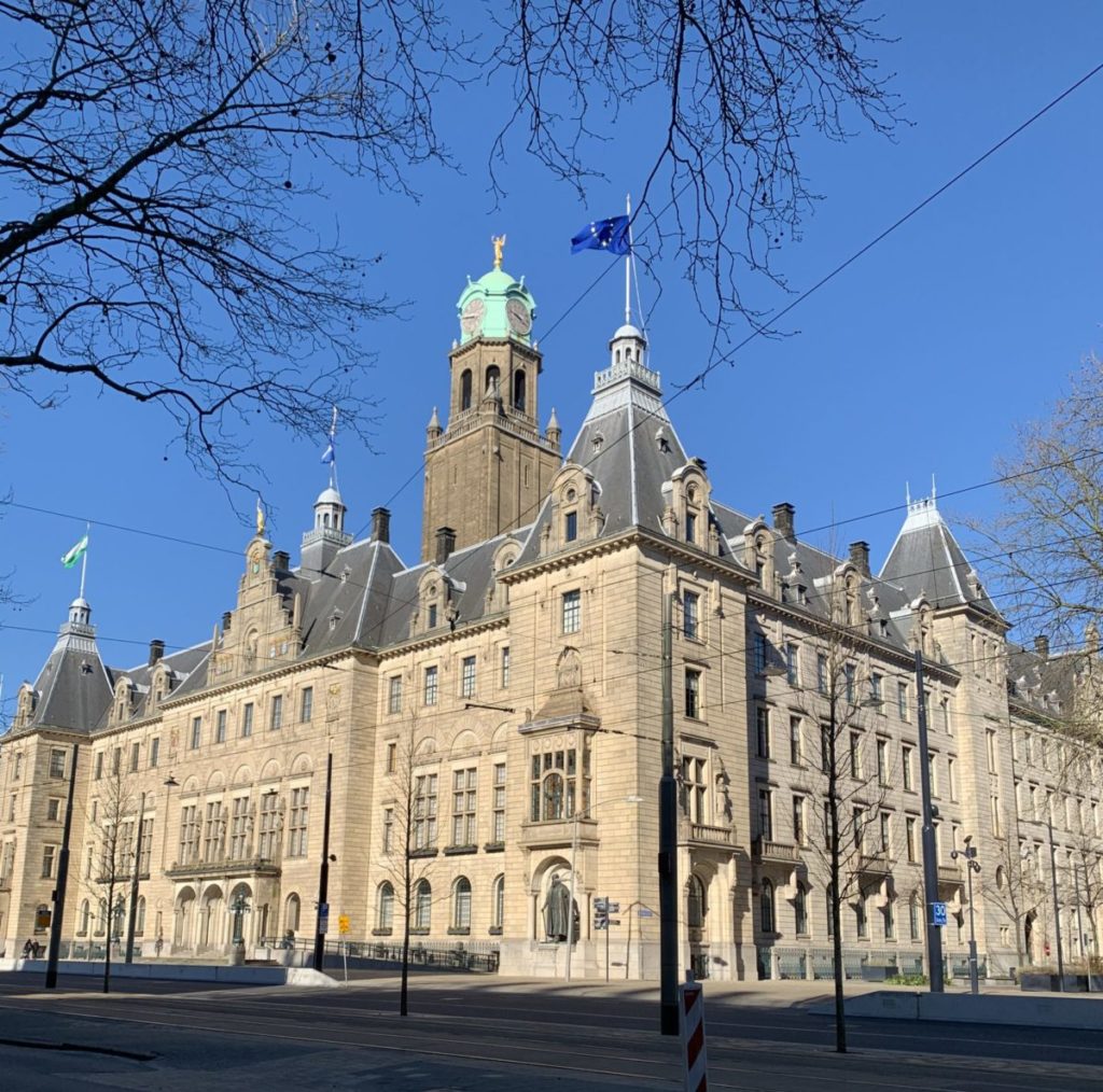 Foto van het zandkleurige stadhuis van Rotterdam.