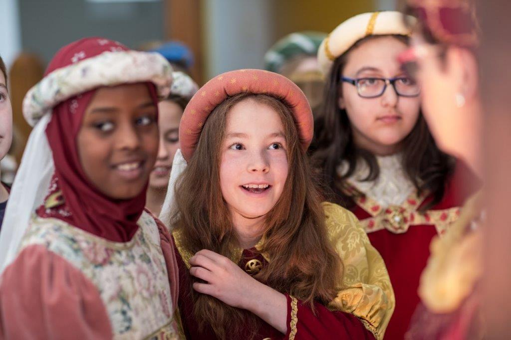 Een foto van meisjes verkleed als jonkvrouwen.