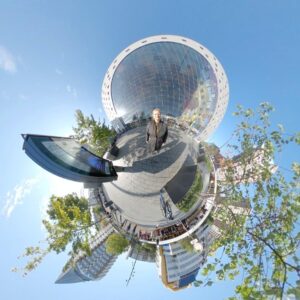 Een 360 graden foto van Kirsten, weergegeven als een ronde foto, die in Rotterdam in de buurt van station Blaak staat