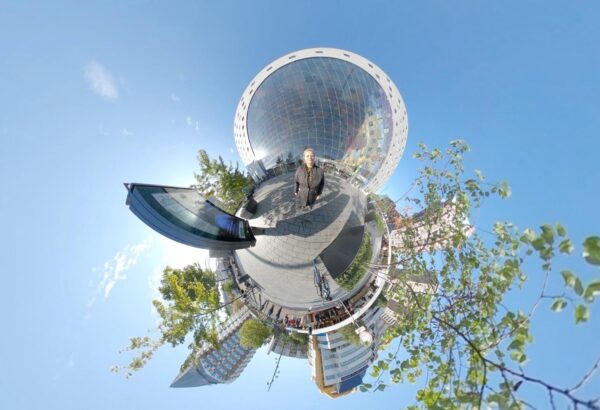 Een 360 graden foto van Kirsten, weergegeven als een ronde foto, die in Rotterdam in de buurt van station Blaak staat
