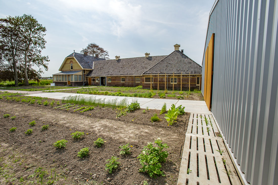 Aan een grote moestuin ligt een volledig gerenoveerde boerderij waarin het museum is gevestigd.