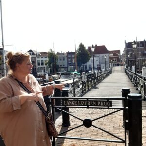 Kirsten geeft uitleg bij de lange ijzeren brug.