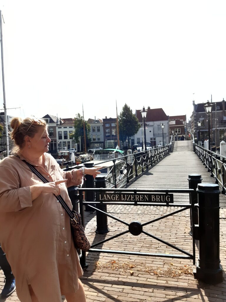 Kirsten geeft uitleg bij de lange ijzeren brug.