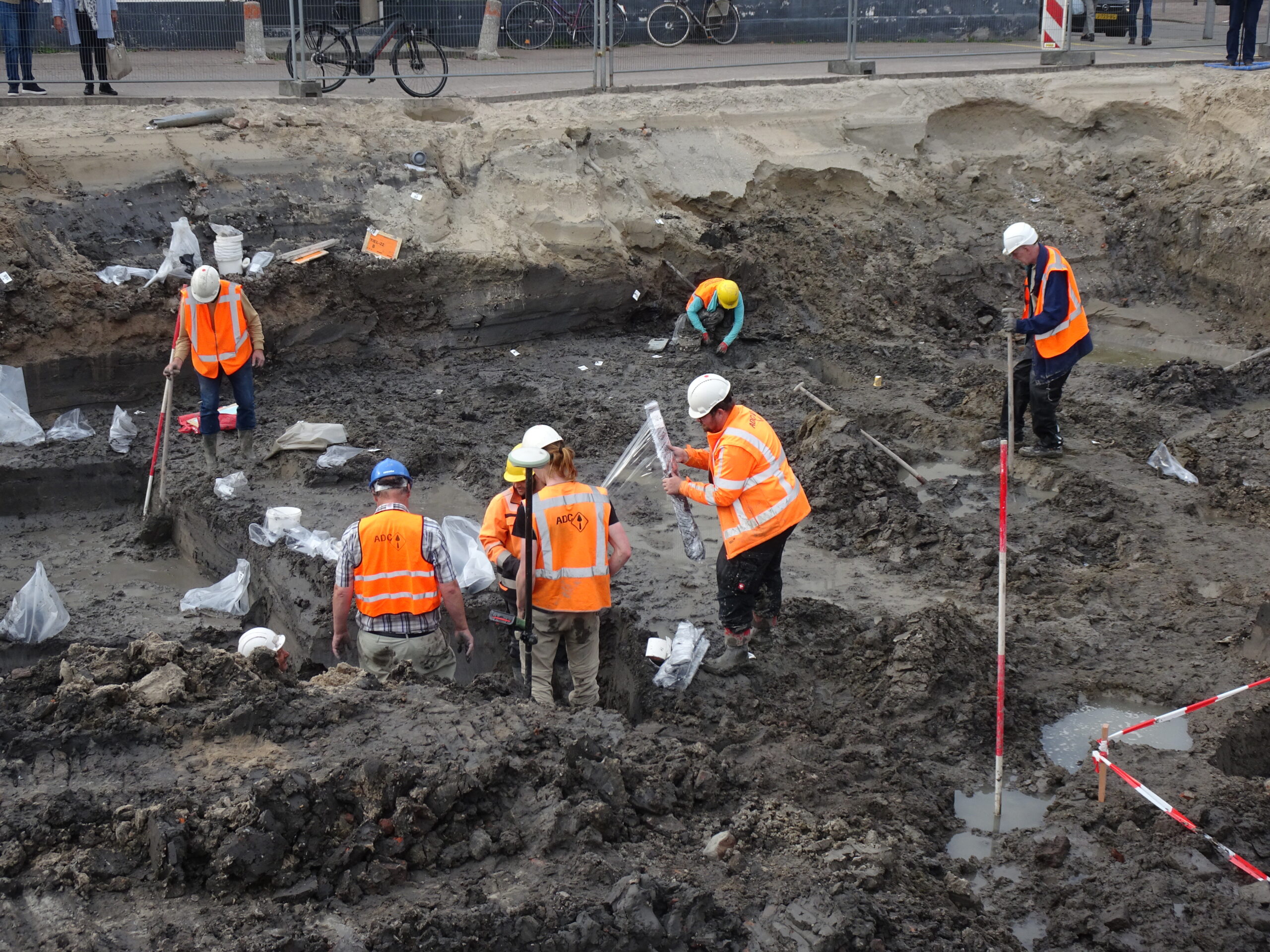 Diep in de put zijn de archeologen bezig met het onderzoek