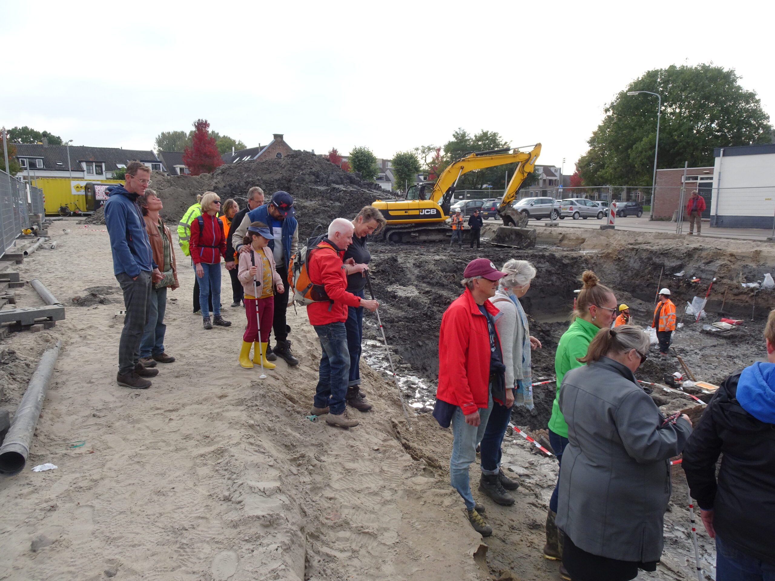 de groep met deelnemers die voorzicht de put in lopen
