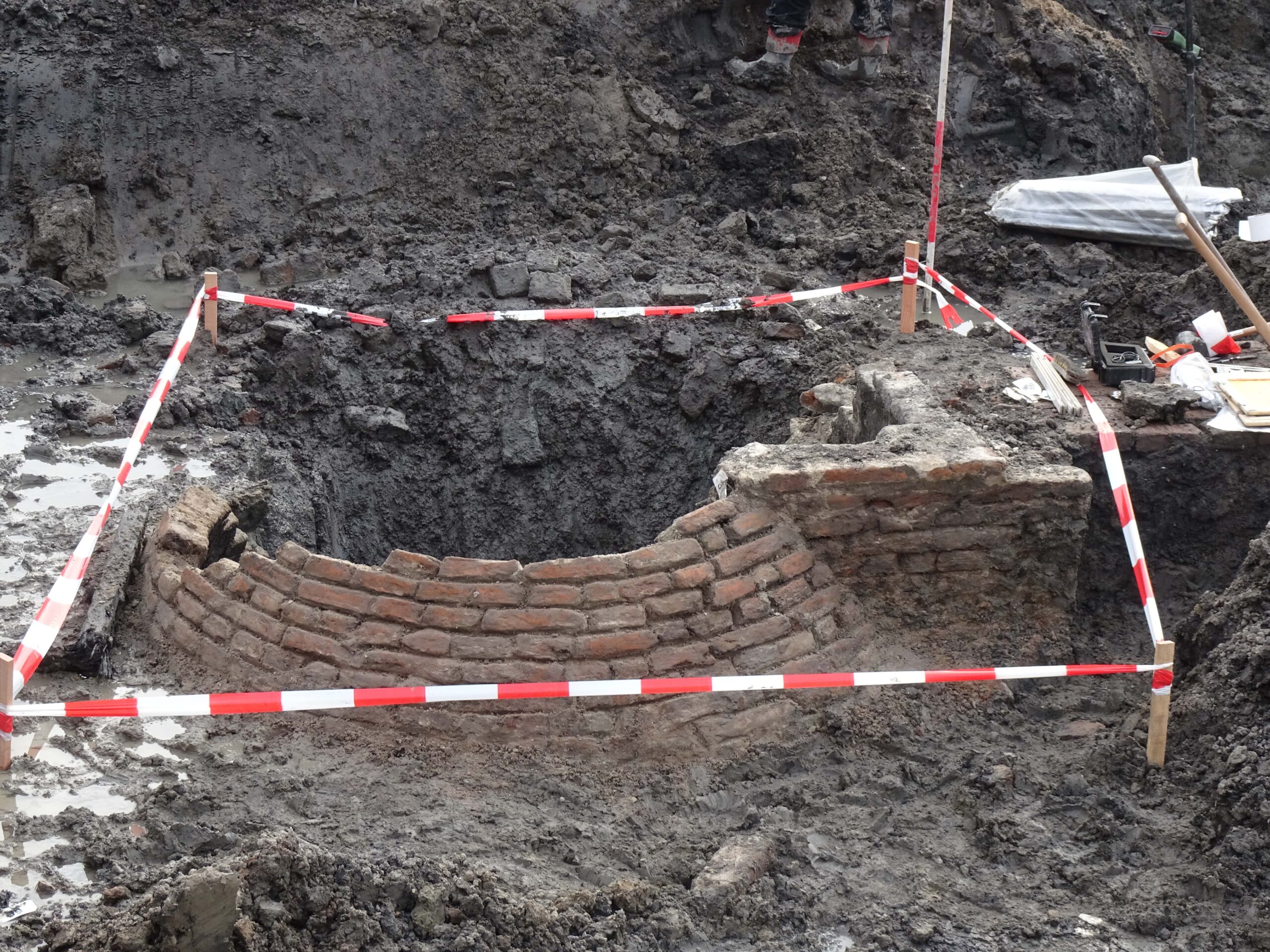 De bovenkant van de opgegraven Beerput