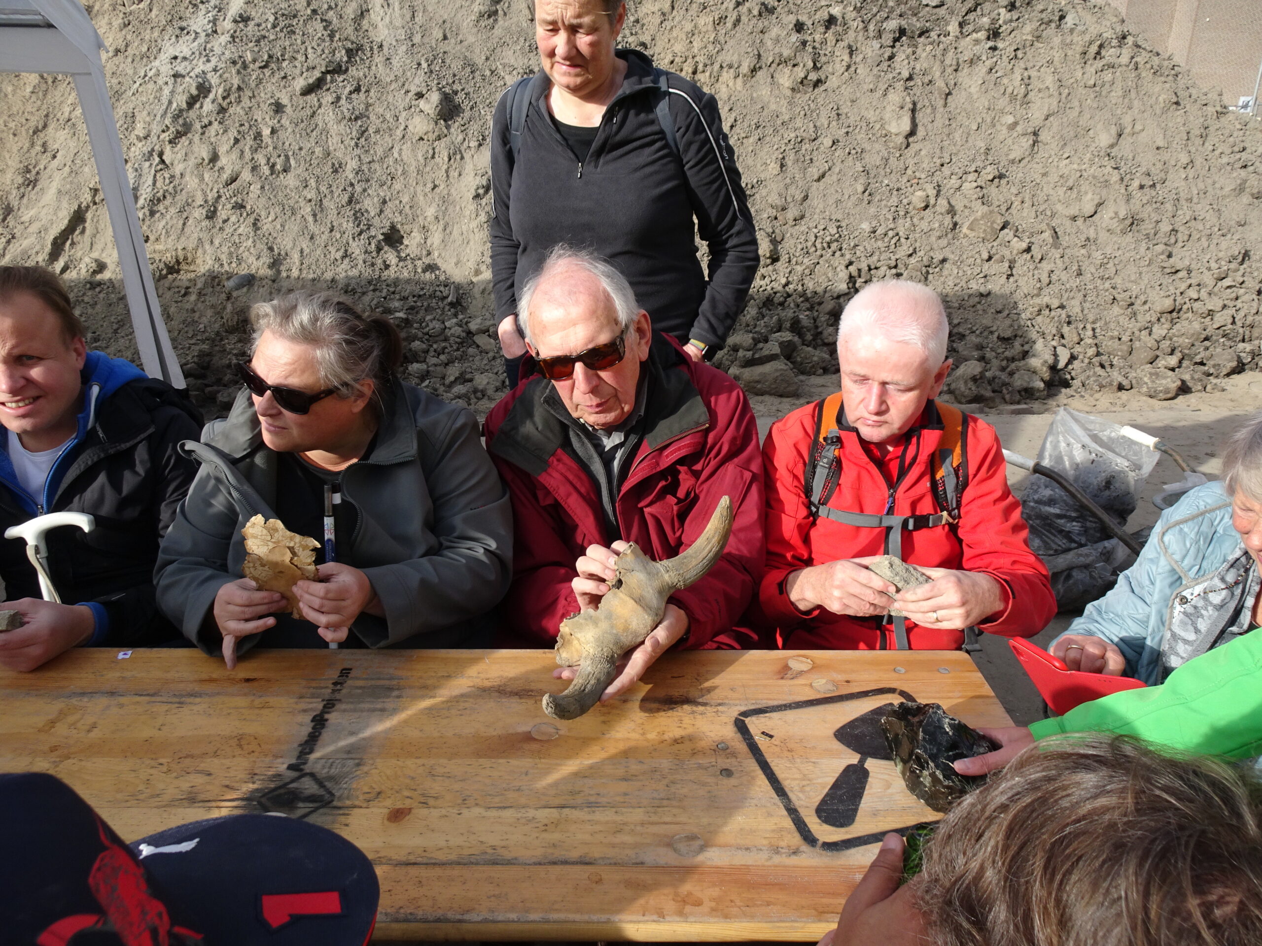 De deelnemers in afwachting van de archeoloog die zal vertellen wat ze voelen