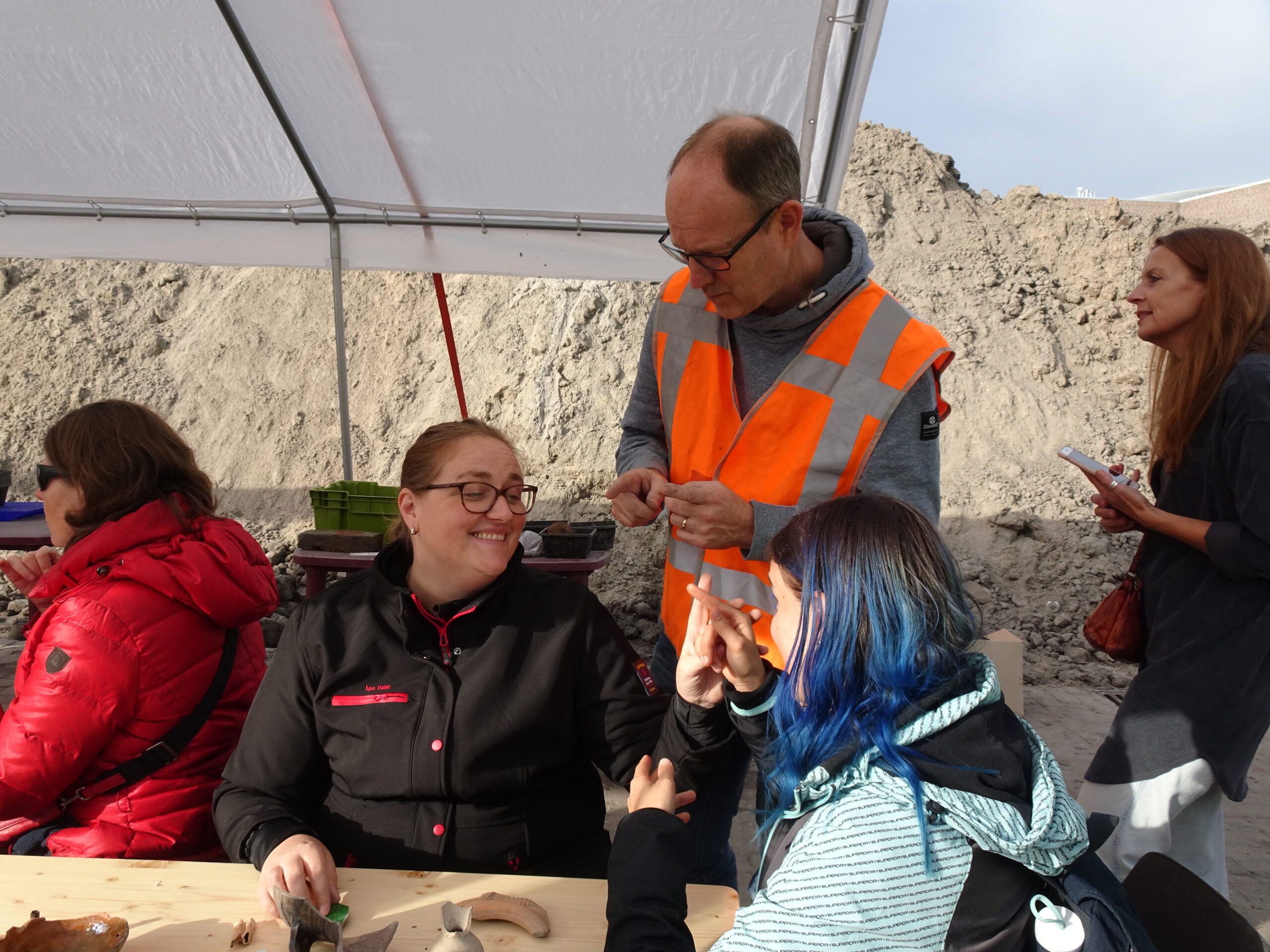 Een gezellig gesprek aan tafel met de archeoloog