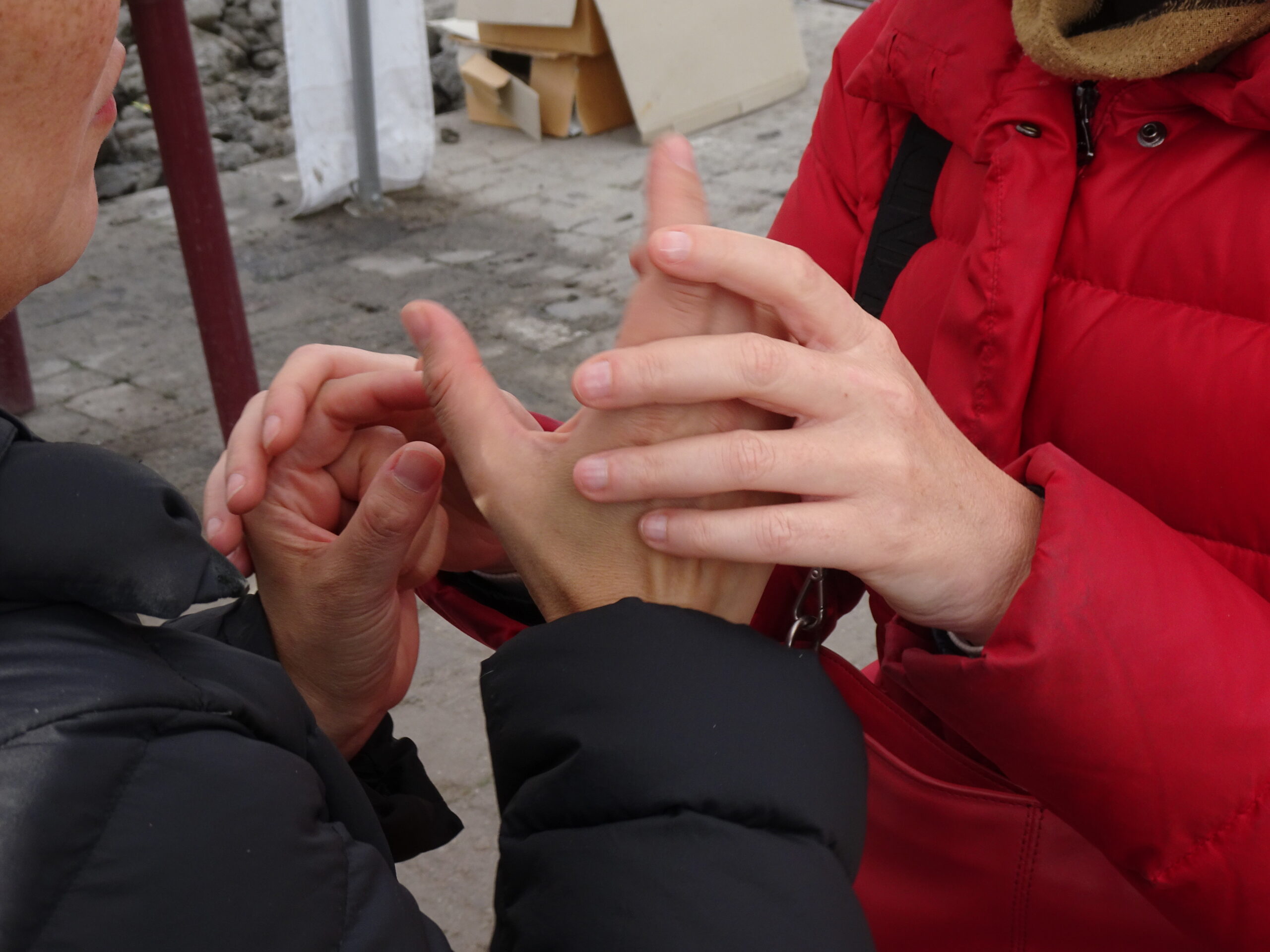 Twee deelnemers communiceren met elkaar met 4 handen gebaren