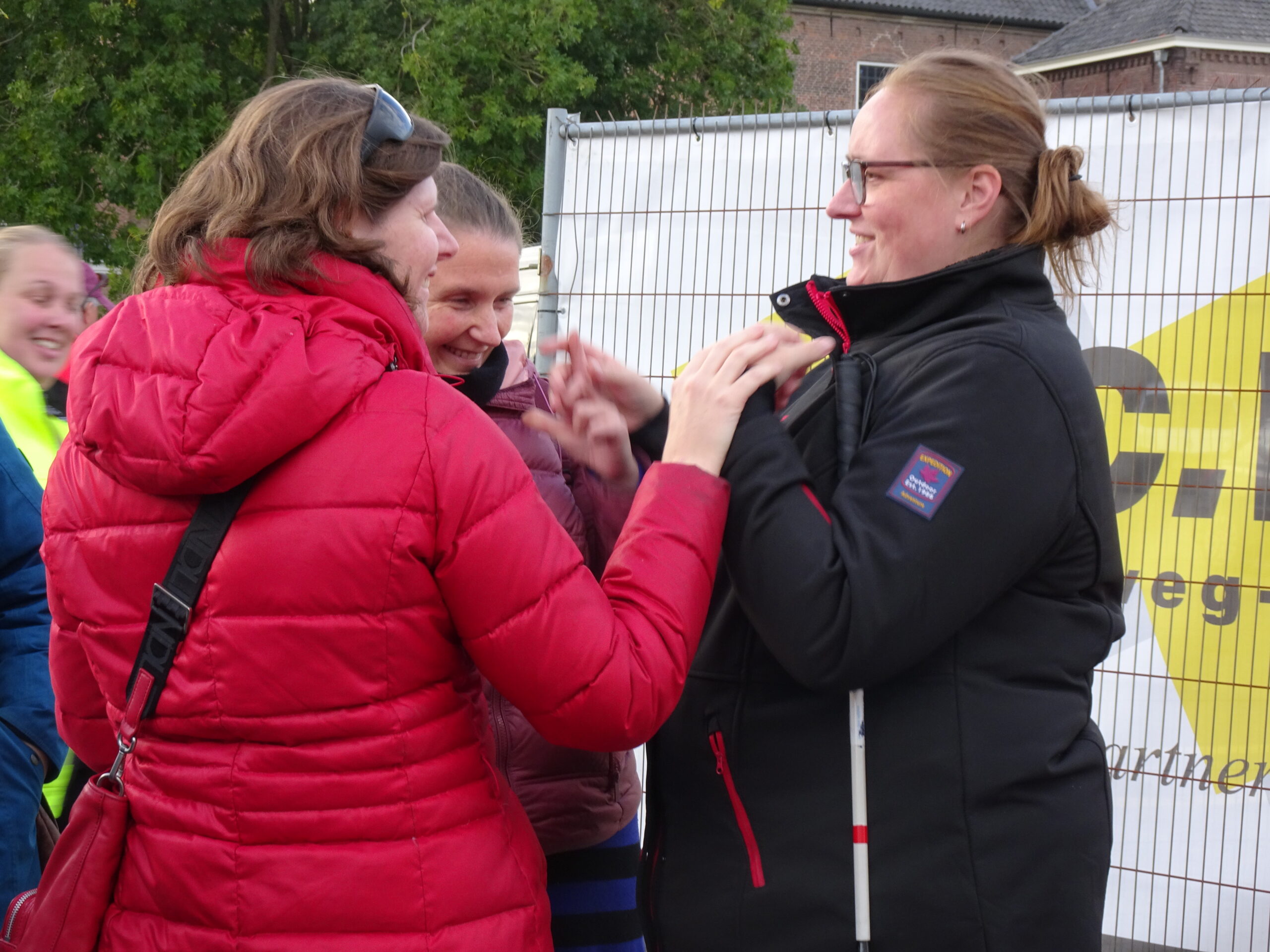 3 dames in gesprek in gebarentaal