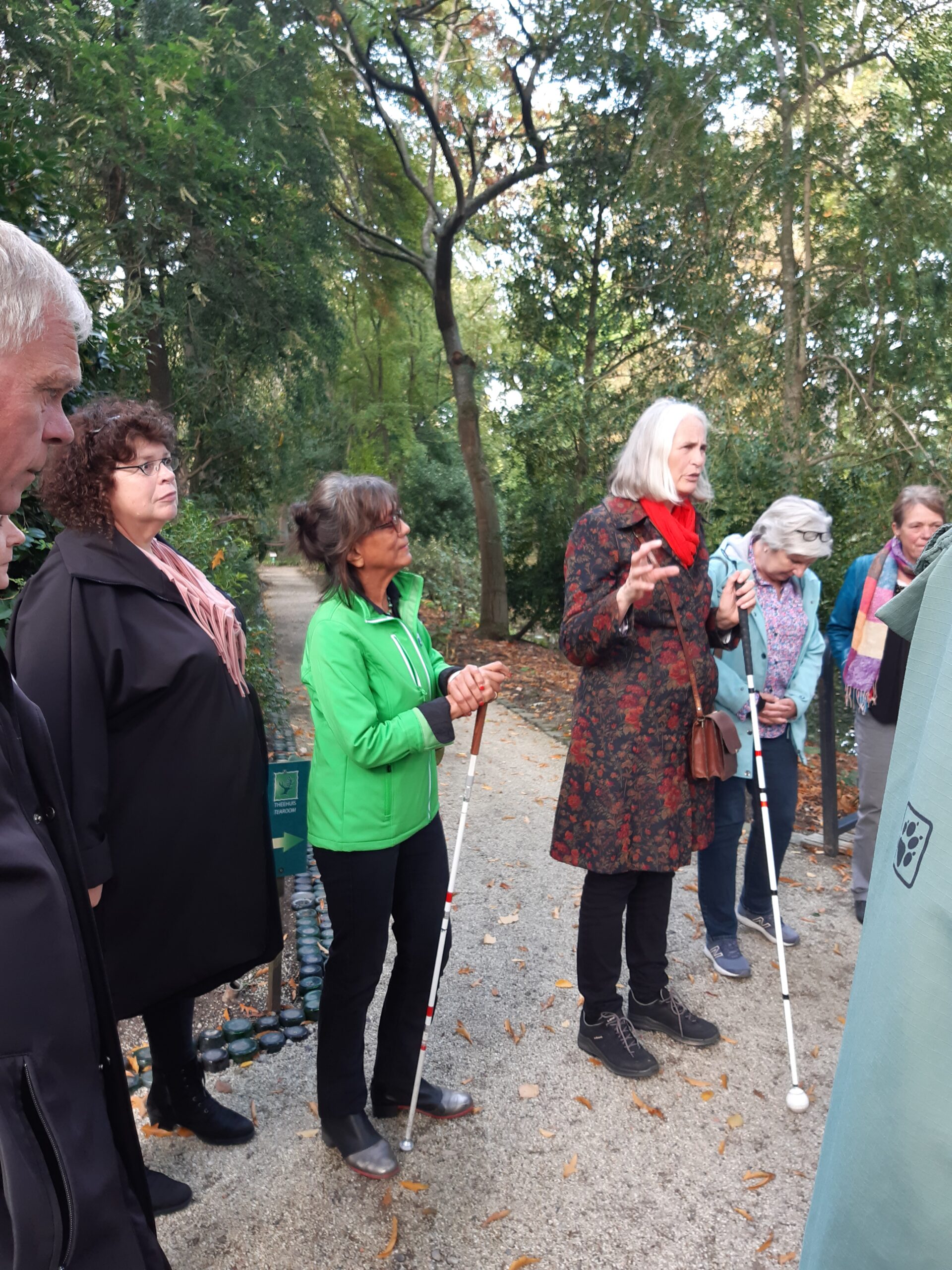 Joan en Mariëtte te midden van de groep belangstellenden