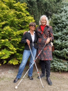 een foto van Mariëtte en Joan  voor groene bomen