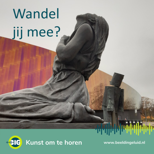 Een foto van een deel van twee van de beelden in het depot van de beeldengalerij Den Haag. Daarbij de tekst: wandel je mee., het logo van Beeld in Geluid en de ondertekst: Kunst om te horen